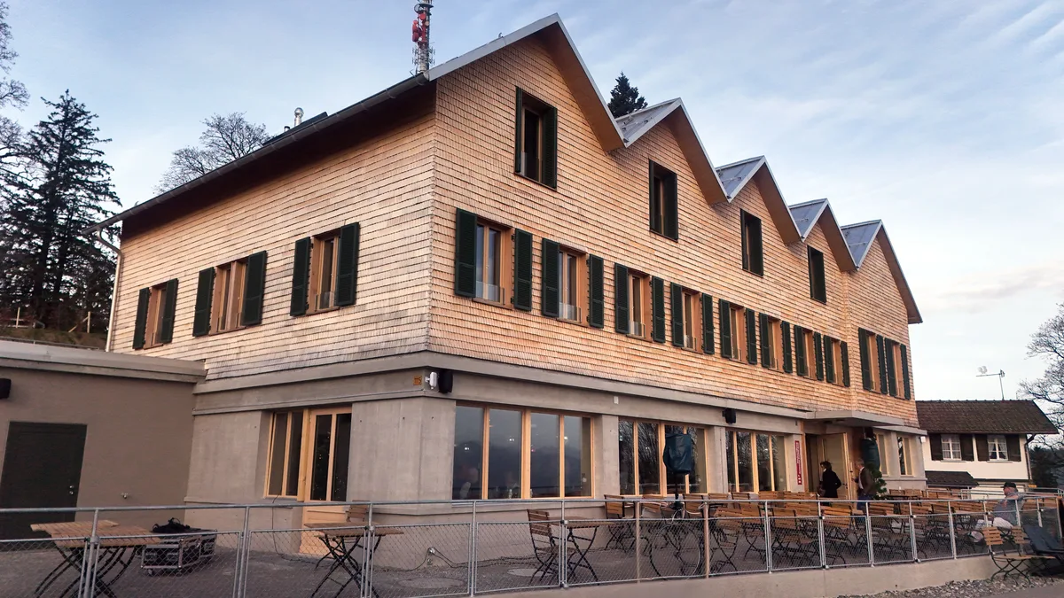 Man sieht ein Restaurant von aussen. 